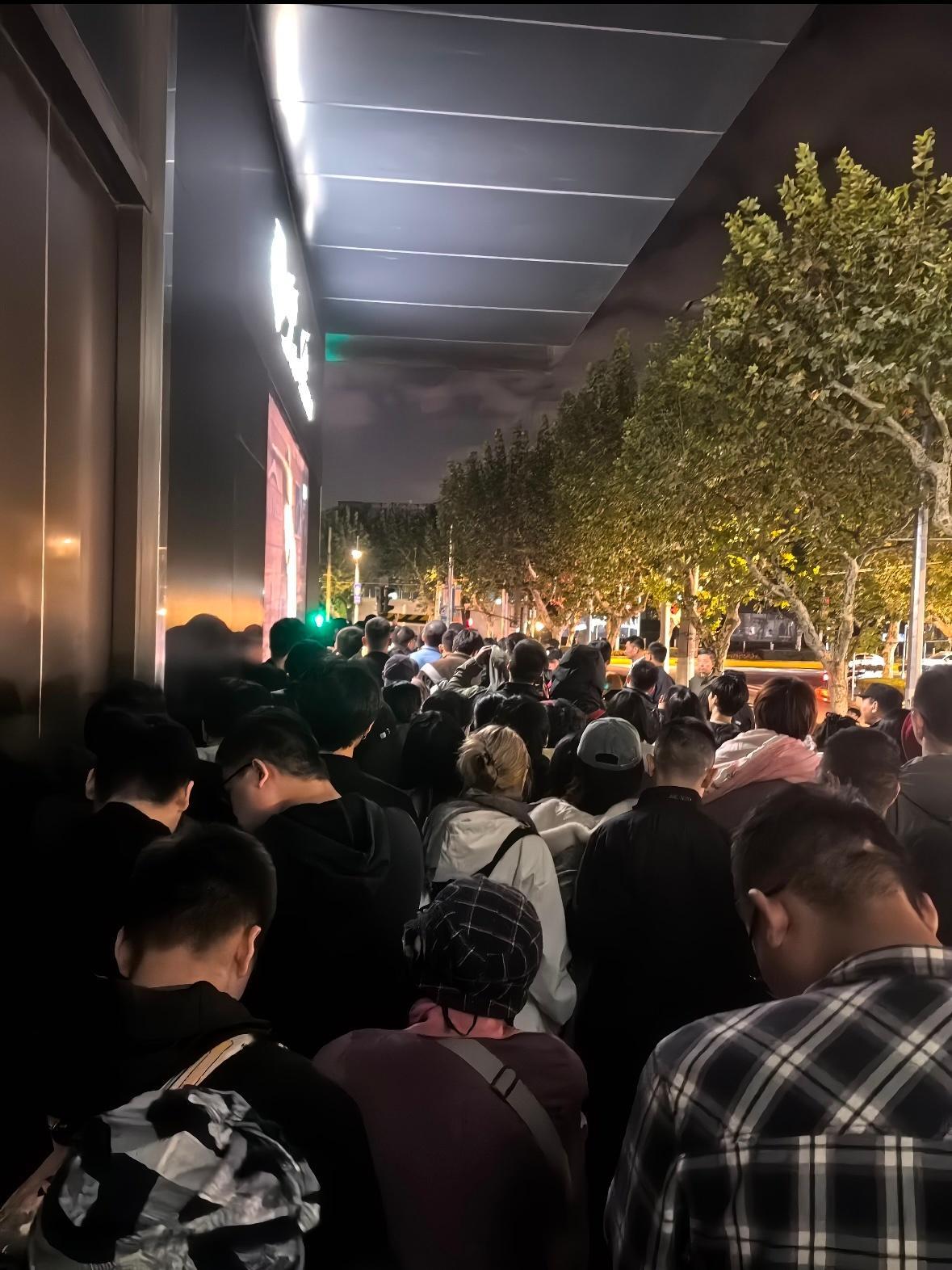 黄金下跌要持续多久金价稍微回调点也好，买黄金饰品的也舍得买了。不少金店都没人进店