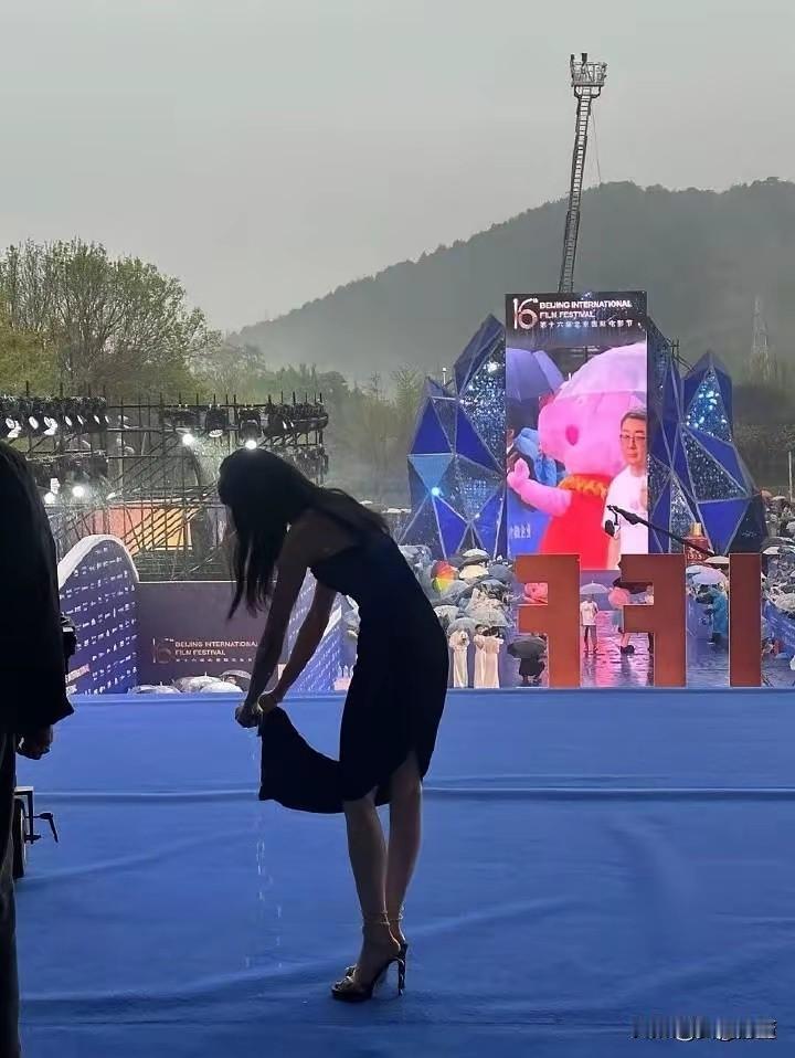 你被刘浩存拧裙子图迷住了吗
刘浩存在北京国际电影节红毯上，当天突降大雨，她的黑色