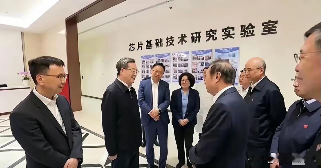 就在特朗普来华还有两天时间，昨天央视新闻联播报道了华为任正非在芯片基础研究实验室