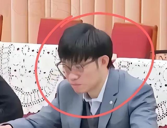 谁能想到，那个搞出DeepSeek的梁文锋，直接把桌子给掀了。
这张桌子，不是某
