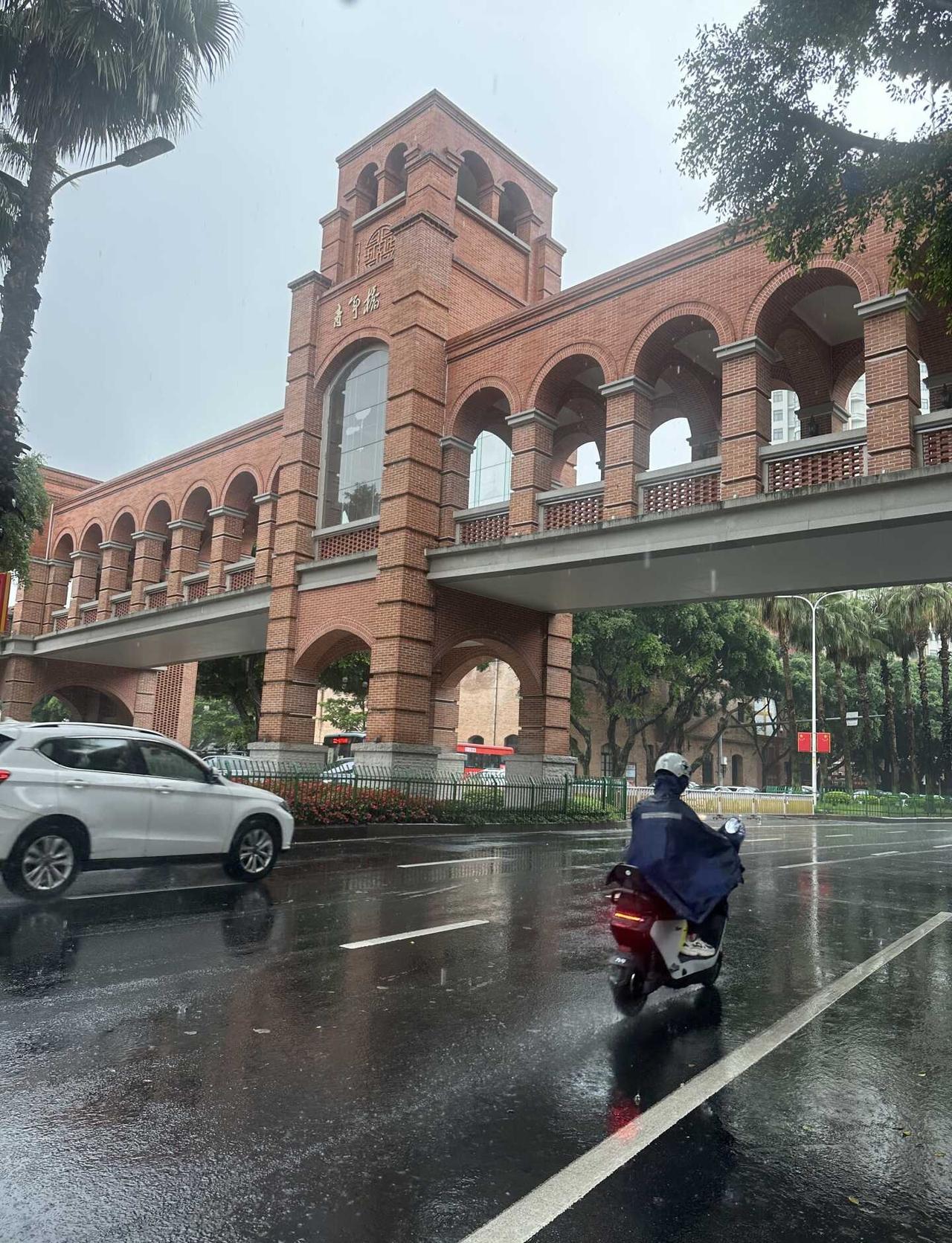 福建暴雨…..我真的没有内👖陪你闹了…
去哪哪下雨
	
不懂就问有问必答 福建