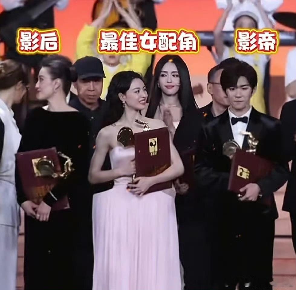 又是c位，钟楚曦不管你这个那个的，左边影帝右边影后