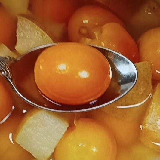 久咳有痰、嗓子不通可试试雪梨搭配各种食材煮着吃。像川贝，性微寒，和雪梨同煮，增强