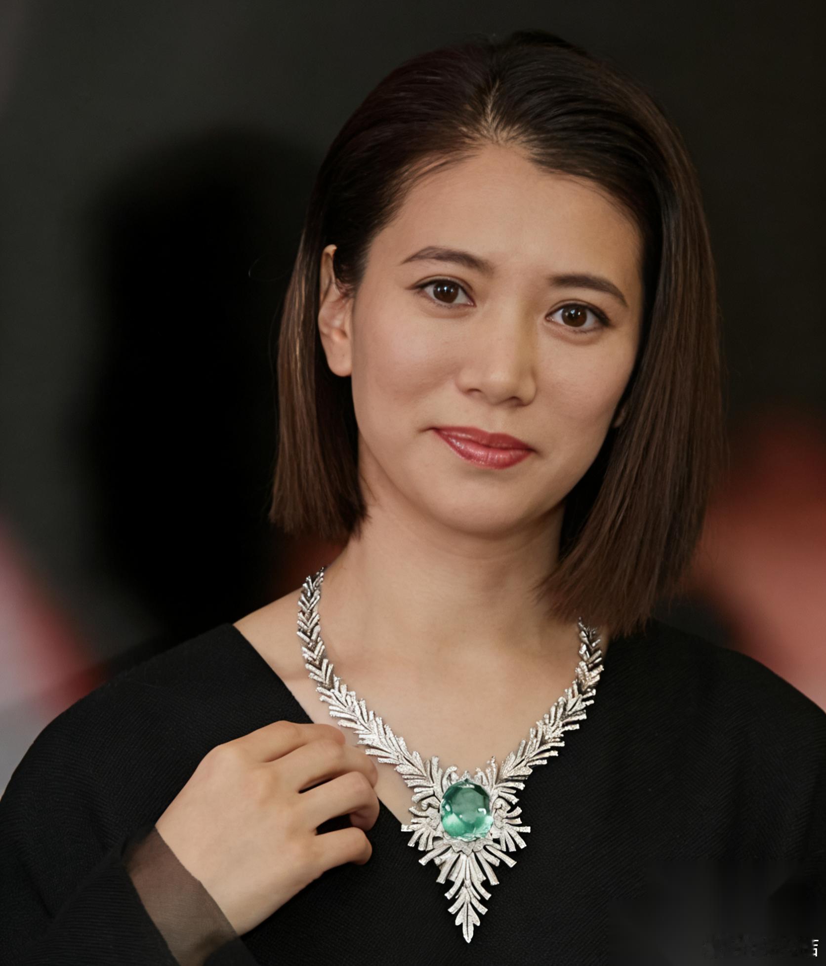 袁咏仪说:“曾经有一个女演员煲汤给张智霖喝。”谢娜问:“是煲给他一个人喝吗？” 