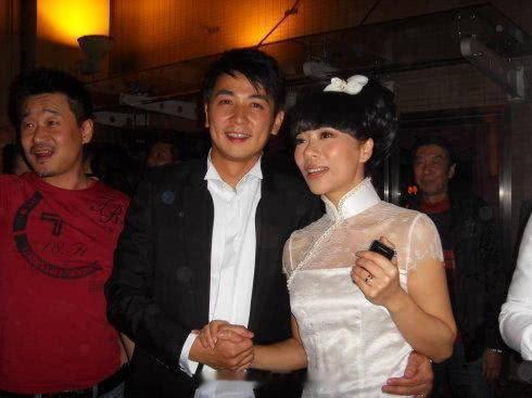 保剑锋妻子何伽好挺漂亮的，只要姐姐足够漂亮，弟弟再帅也配得上。他们夫妻虽然相差七