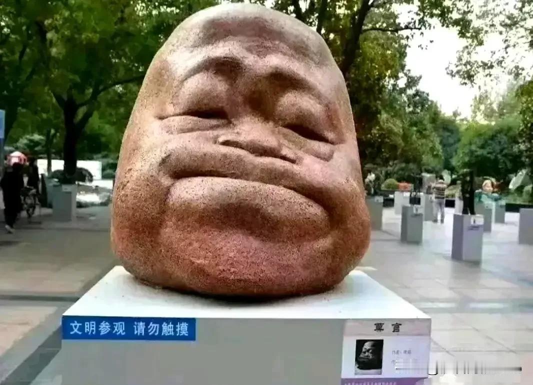 “诋毁”二字很不妥当。

好比开餐馆，应允许顾客们评头论足。总不能人们一说咸淡、