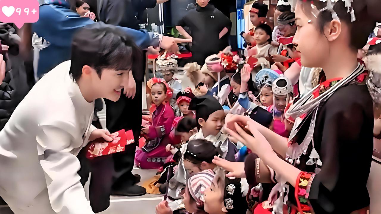 5600元红包，周深春晚后台这一幕，让整个娱乐圈脸红了。

春晚落幕，众星匆匆赶