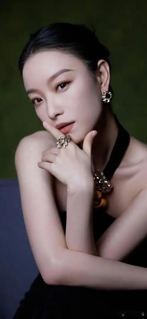 倪妮的“生图统治力”，从来都不靠刻意摆拍和浓妆加持。最近她在新疆录制综艺的随拍流