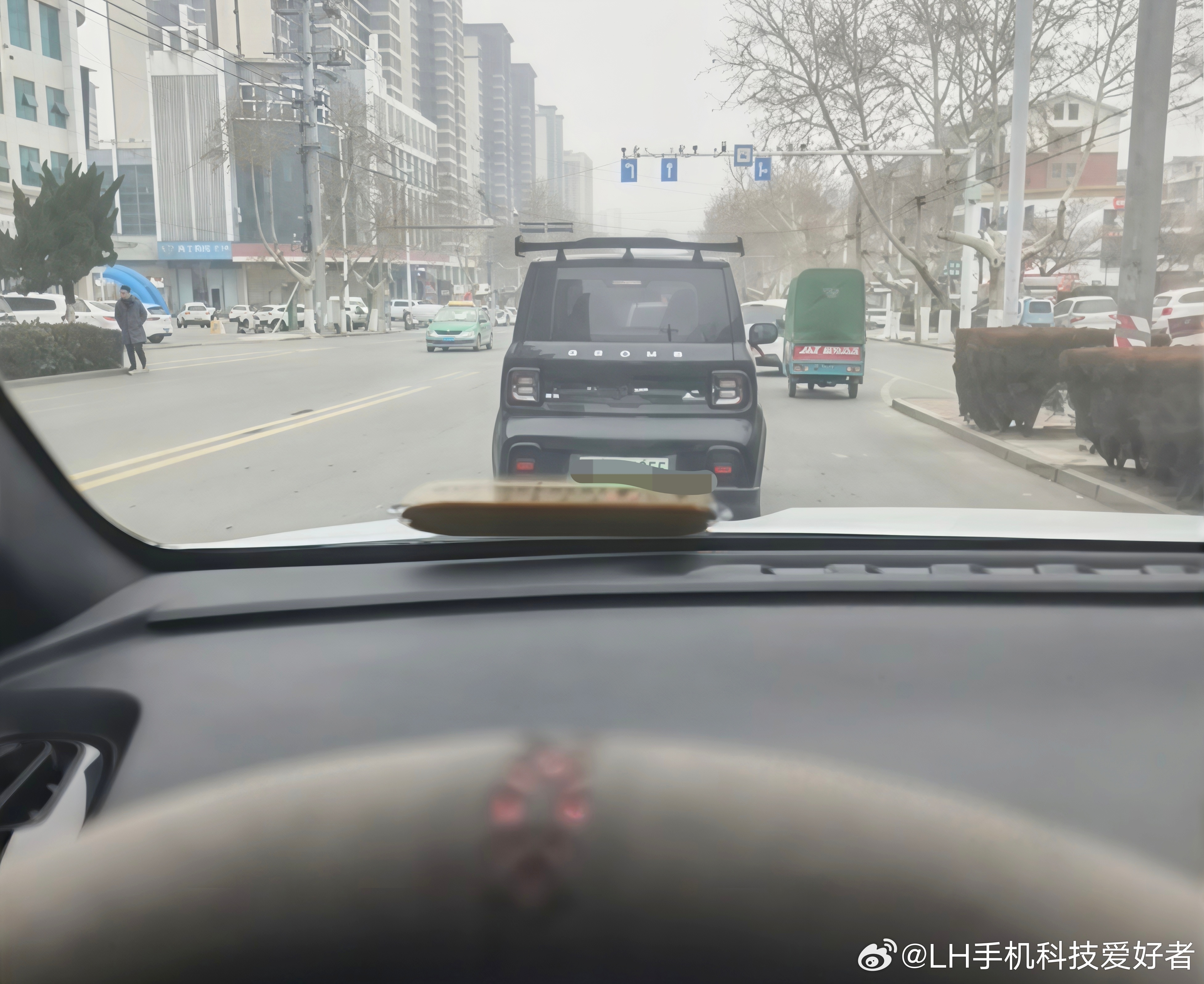 吉利的这款代步小车背上带着个大尾翼，有点意思。 