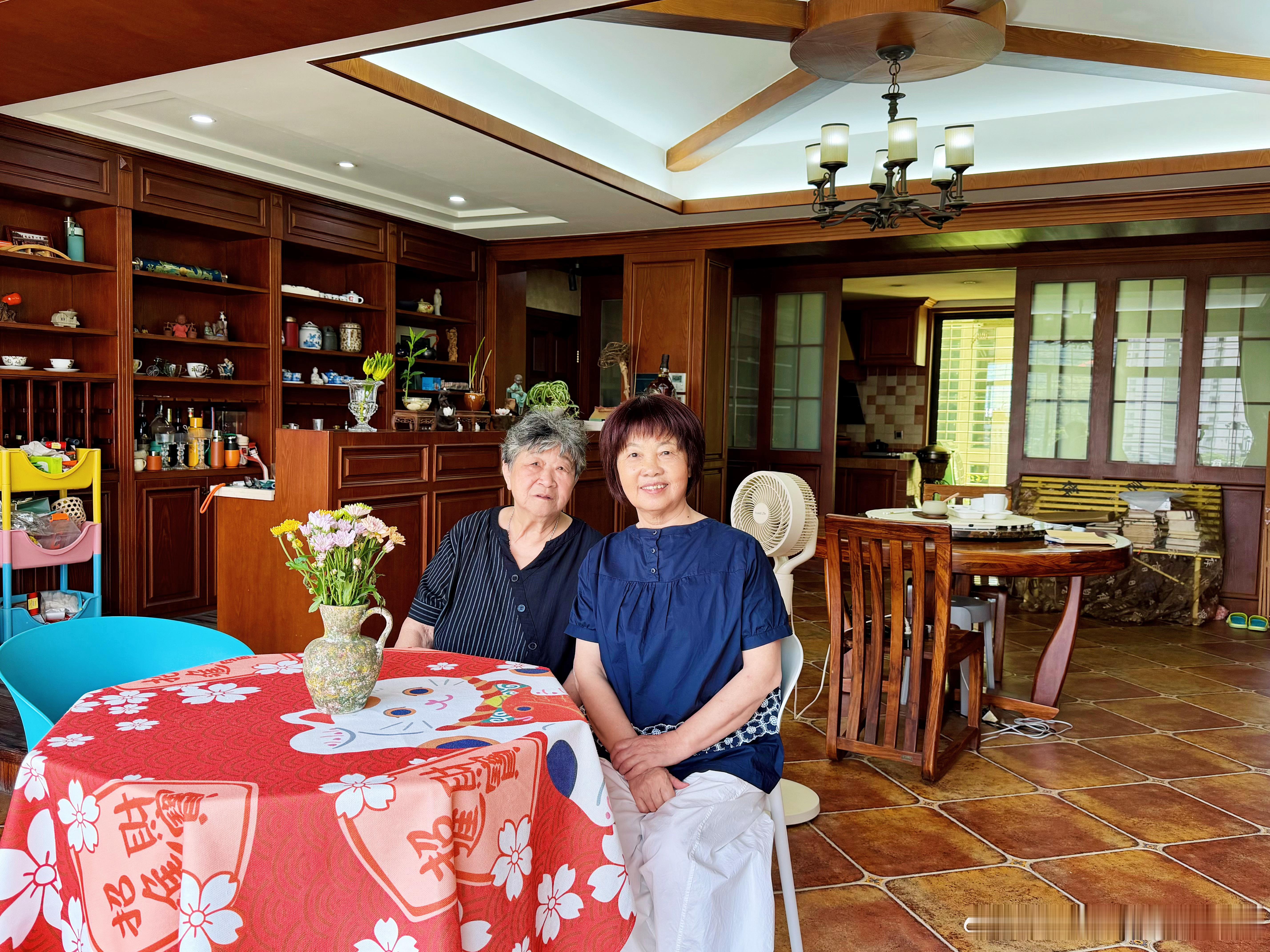 两知青姐妹回到从前睡总铺，睡在一张床上。 