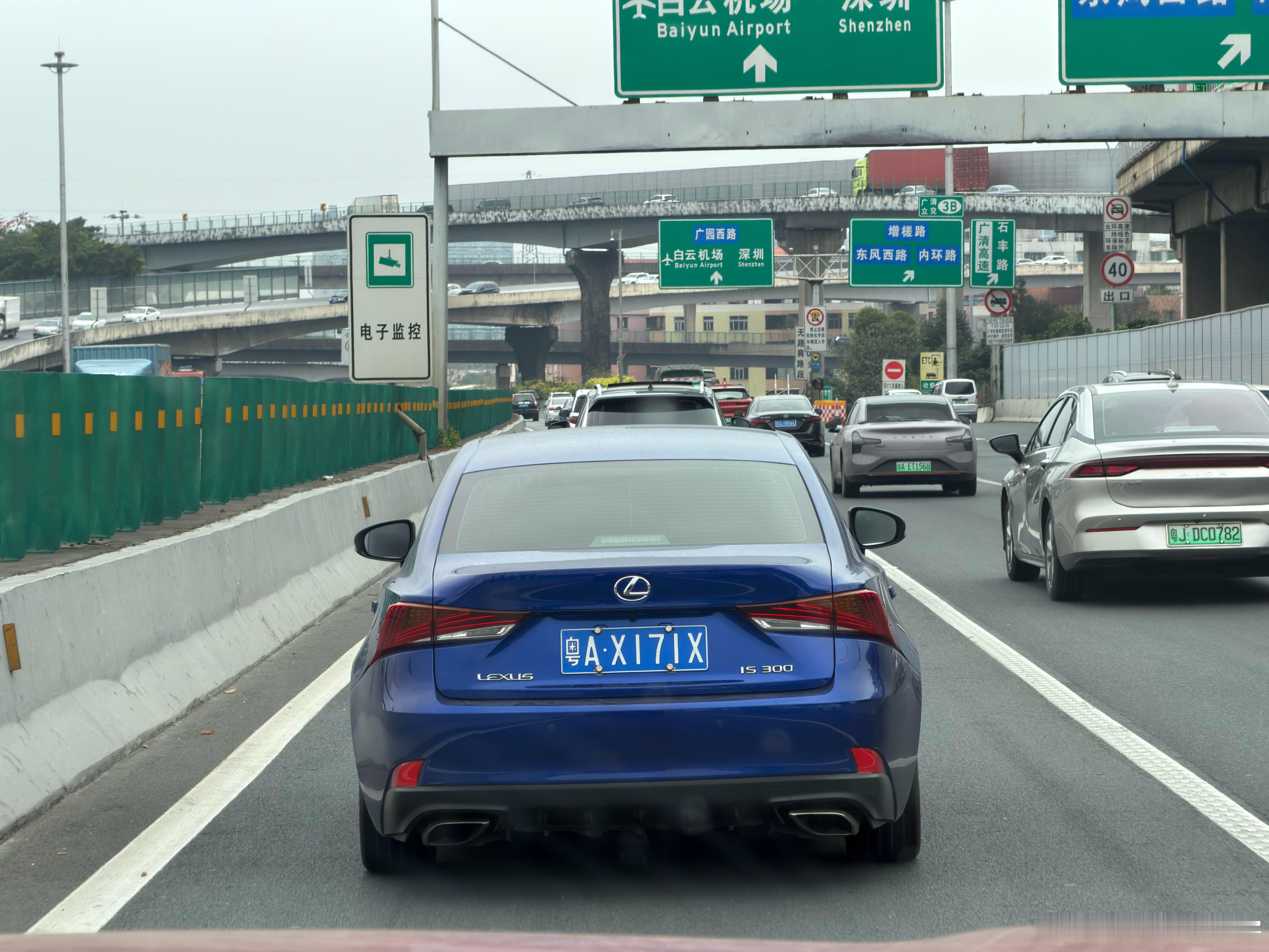 蓝色雷克萨斯IS配上蓝牌，还不错的蓝牌真的是太漂亮了！雷克萨斯我和汽车的日常 广