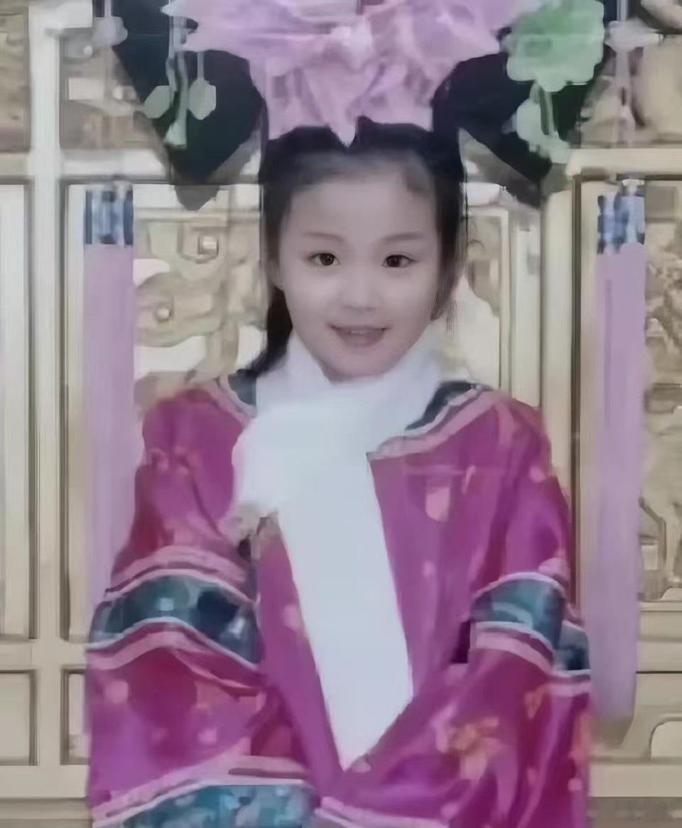 王楚然六岁上综艺跳舞早年扎根山东参加少儿节目录制，早早适应镜头，养成从容大方的表