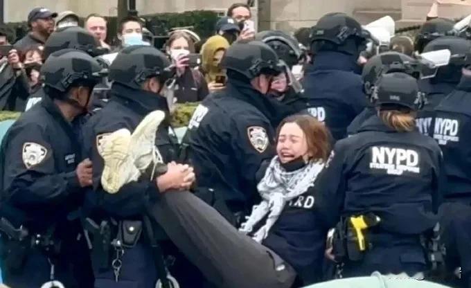 美国咋还没把锅甩在我们头上呢？
哈佛和哥大闹的实在有点难看，美国人也开始甩锅了。