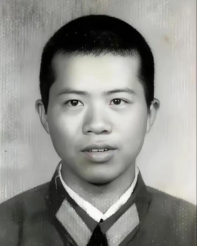 1984年，老山战场，21岁的战士刘家富不幸中枪，跌倒在坑，此时，坑外有4名越军