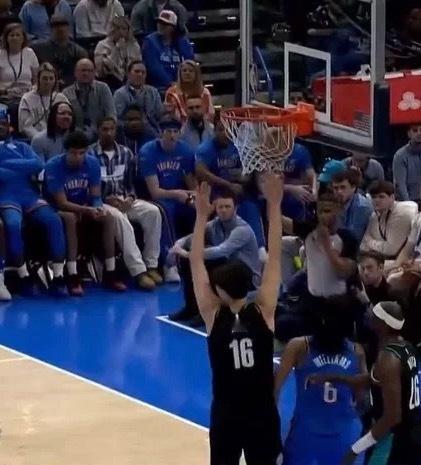 今天小杨估计会出场时间比较长，因为比赛第一节就打花了…大家可以在评论区预测一下小