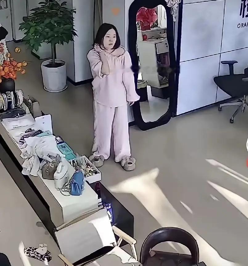 河南，一个女子在店内上班，突然父母闯进来，开口就找女子要30万，不给今天就在这边