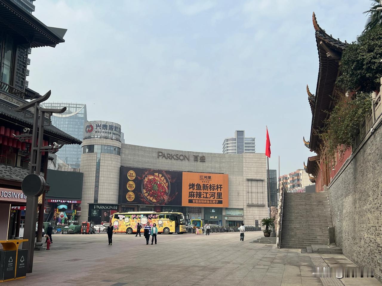 当年高不可攀的高档购物中心，如今外立面的广告只剩下餐饮了！

一座城市的商业核心