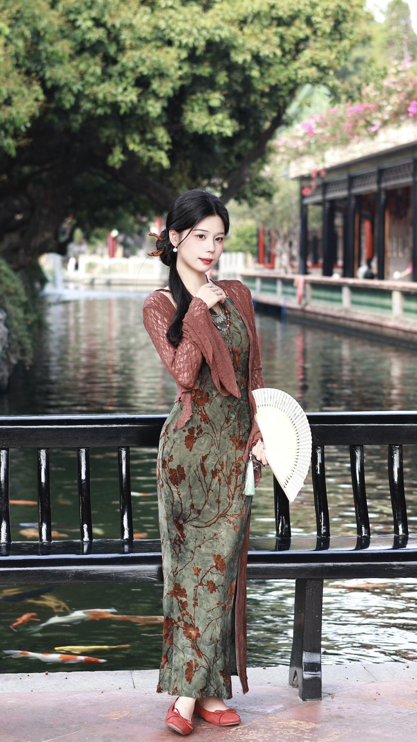 乌飞村觉曙，鱼戏水知春。