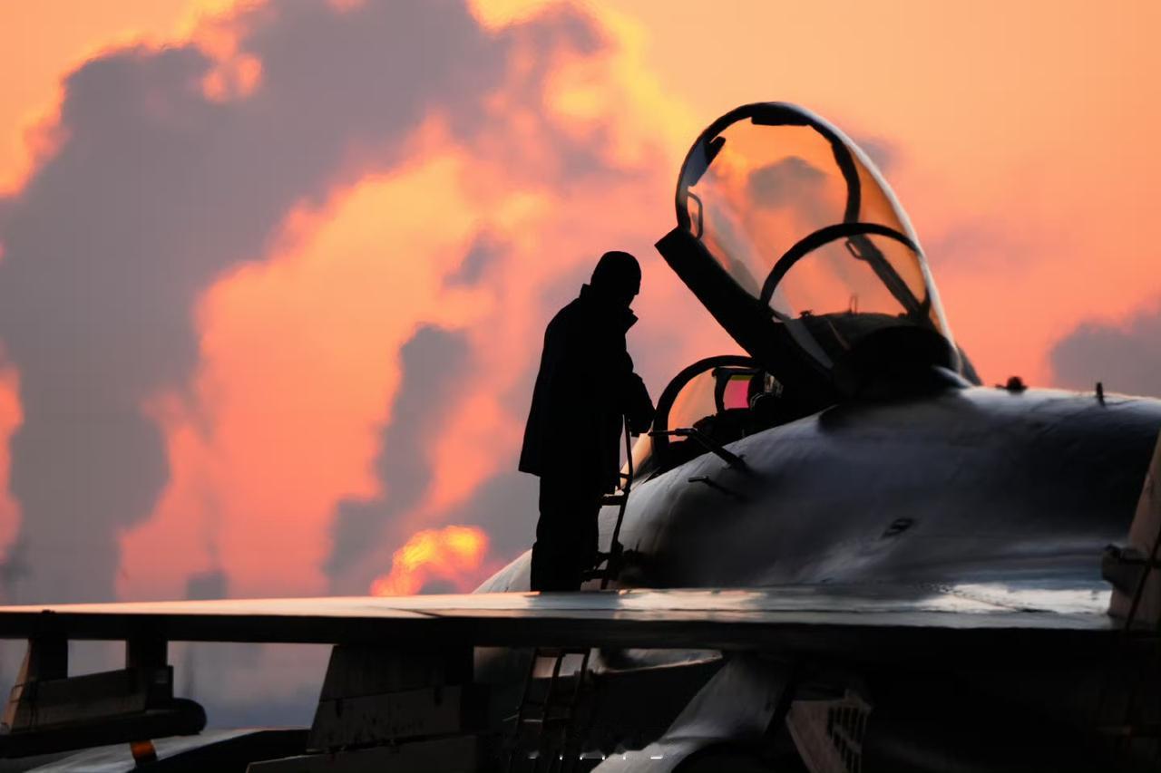 朝阳中的战鹰，空军某部展开年度首训，2对2空战演练。不断保持并提升实战化训练水平