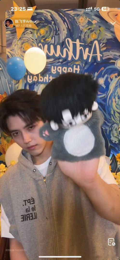 陈飞宇生日直播肉眼可见疲惫陈飞宇生日直播好累 别人过生日是放松，陈飞宇过生日还在