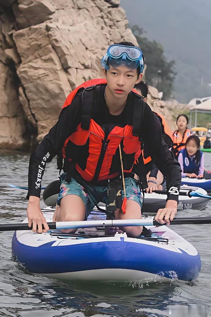 小土豆是姚晨与曹郁的儿子，本名曹睦然，2013年出生。如今少年挺拔，身高近一米七