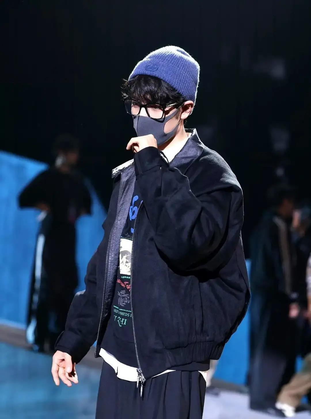 肖战压轴3首歌，收视破3！
 
东方卫视把零点留给他，连唱带跳，一口气顶满十分钟