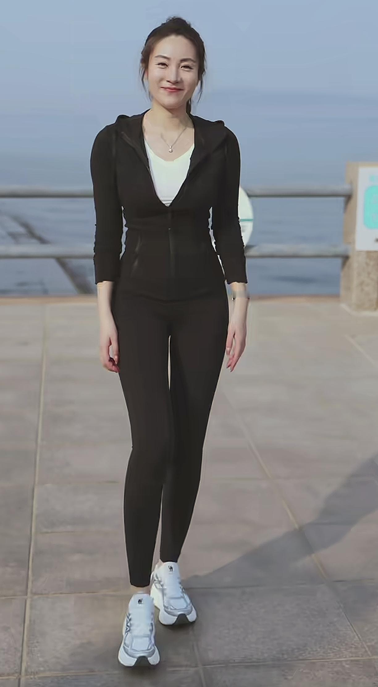 海边漫步，运动穿搭，活力满满！你觉得怎么样穿搭才更有气质呢？ 海边穿搭风格 海边