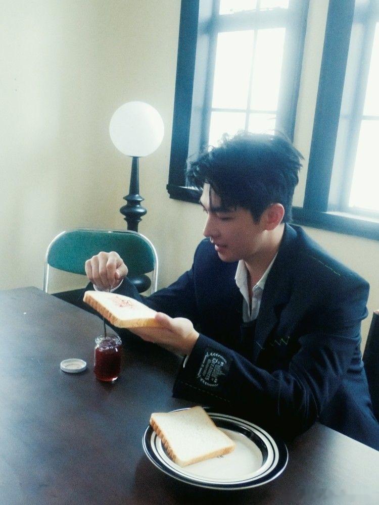杨洋雨霖铃 yy 杨洋展昭“谢谢你成为我的光，而我也会努力成为你的底气。"