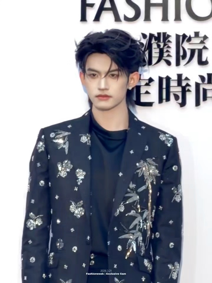 任豪、胡一天、云旗、张峻豪濮院时尚高定周live生图，看看状态🥵 