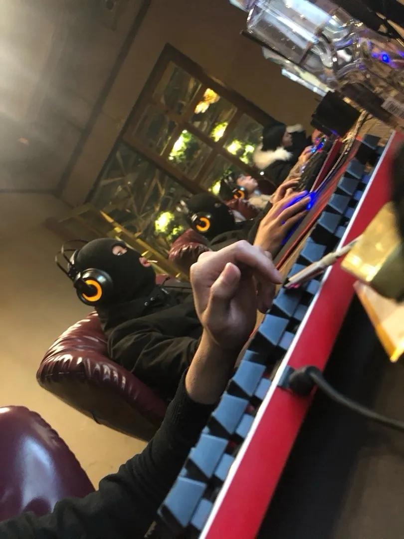 原来都是网吧的神中神😱
这么玩眼睛不会瞎？
超绝网瘾 网咖悲剧 八零九零网咖