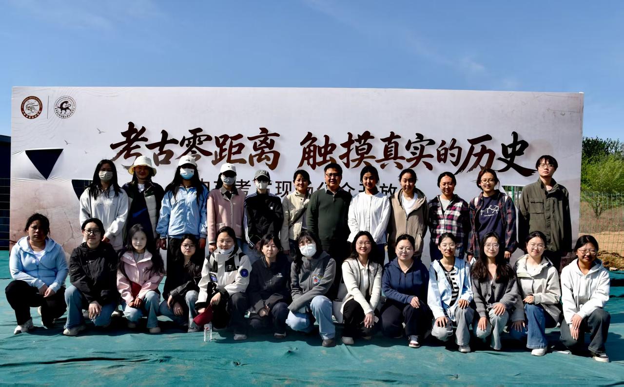 张清文副院长带领太原师范学院历史学院学子走进考古现场，零距离触摸真实的历史。
张