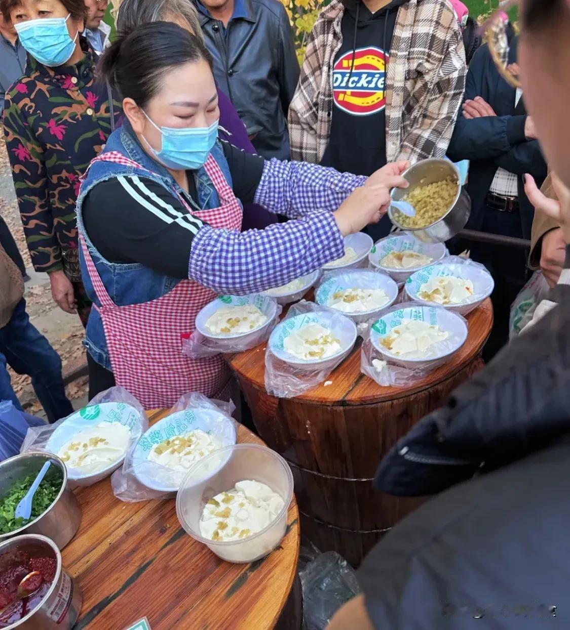  每天早晨8点多就开始熙熙攘攘围了很多人，甚至排队等着吃，卖啥的都有，60岁以上