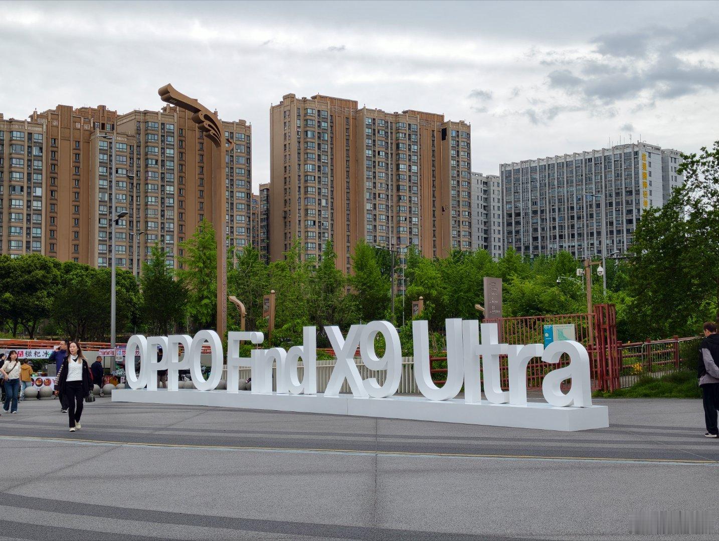 来了，今天发布会在室外，成都晚上很冷吗？还专门给大家准备了加热贴