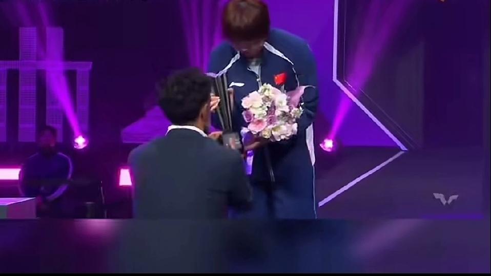 重庆冠军赛颁奖典礼上，蒯曼到底是什么心情？
       看到一作者制作的视频。