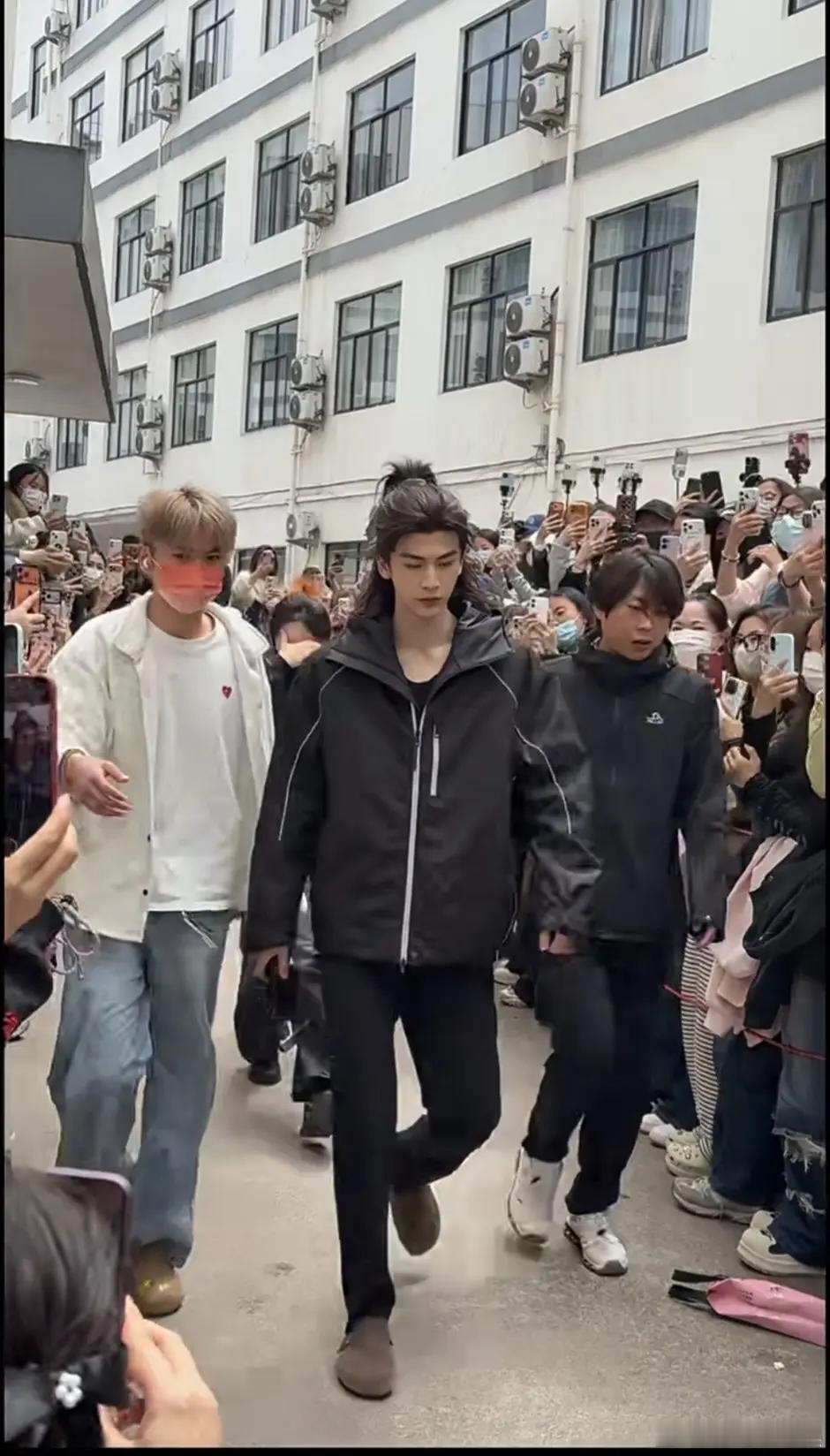 张凌赫火了之后连表情管理都懒得做了吧 