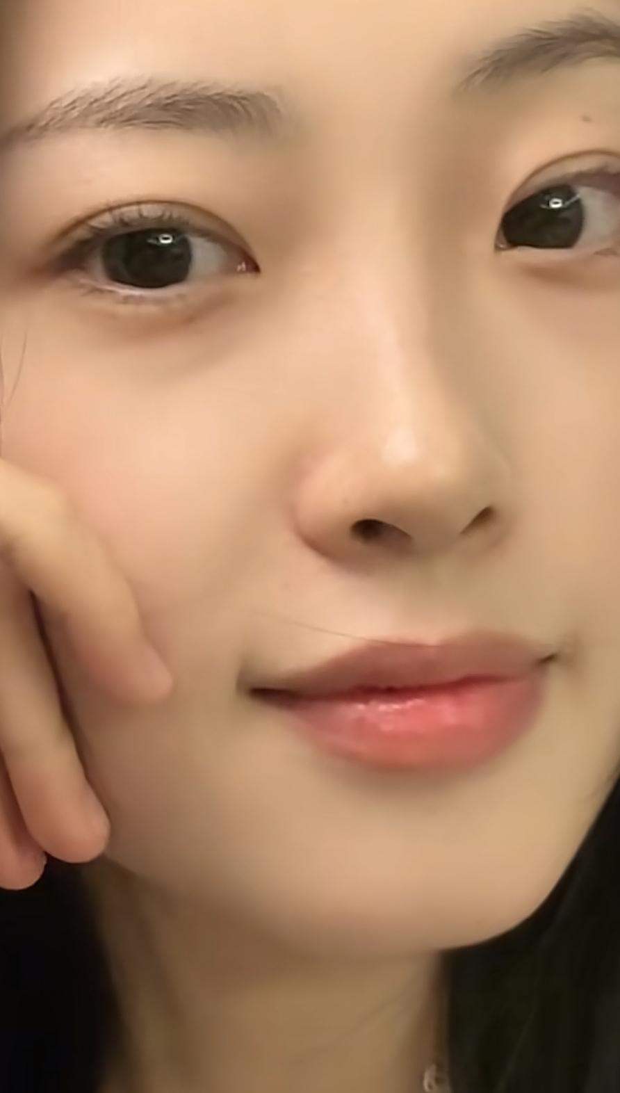 微笑女孩看着镜头，好可爱！在这个纷繁复杂的世界里，这样的微笑就像一束光，瞬间照亮