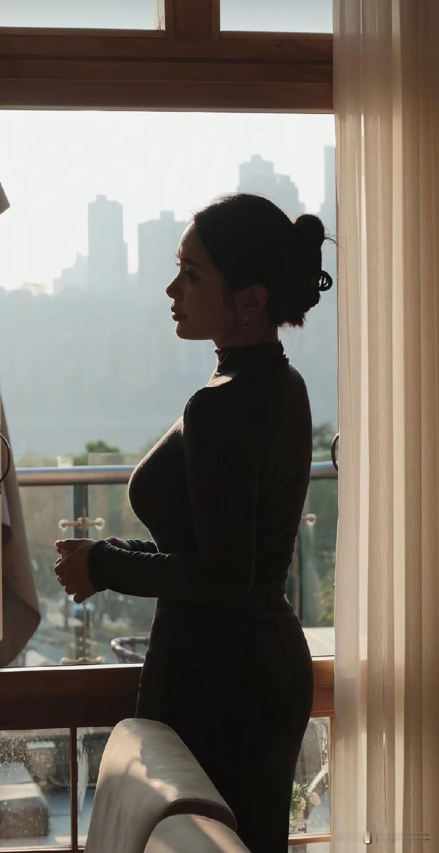 窗边沉思，城市尽收眼底，静享独处时光。