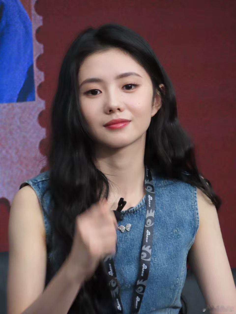 刘浩存扫楼自带老干部保温杯美女的养生仪式感直接拉满，刘浩存扫楼随身带着保温杯，一