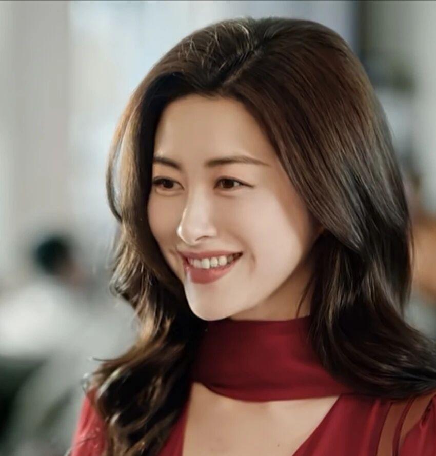 许蜜语离婚后的这段话，渡人渡己在热播剧《蜜语纪》中，许蜜语遭遇婚姻背叛后，痛彻心