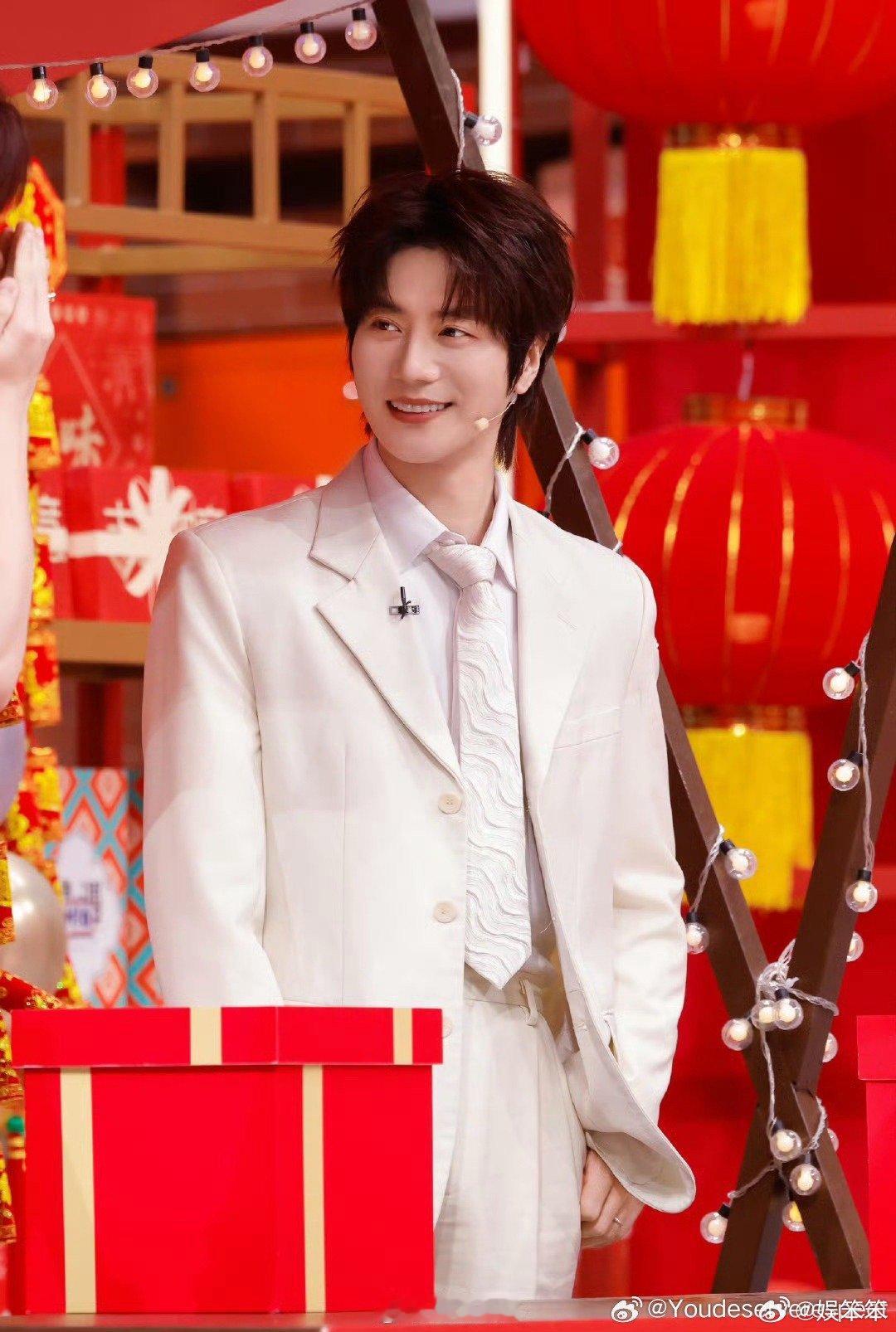 陆虎我们不说浪漫我们说TaT 陆虎简直是浪漫制造机！新歌《相思病》封面用TaT，