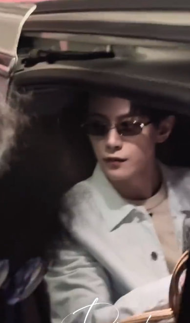 邓凯Prada上班 邓凯雅痞范  邓凯Prada上班，邓凯雅痞范，白色造型搭配墨