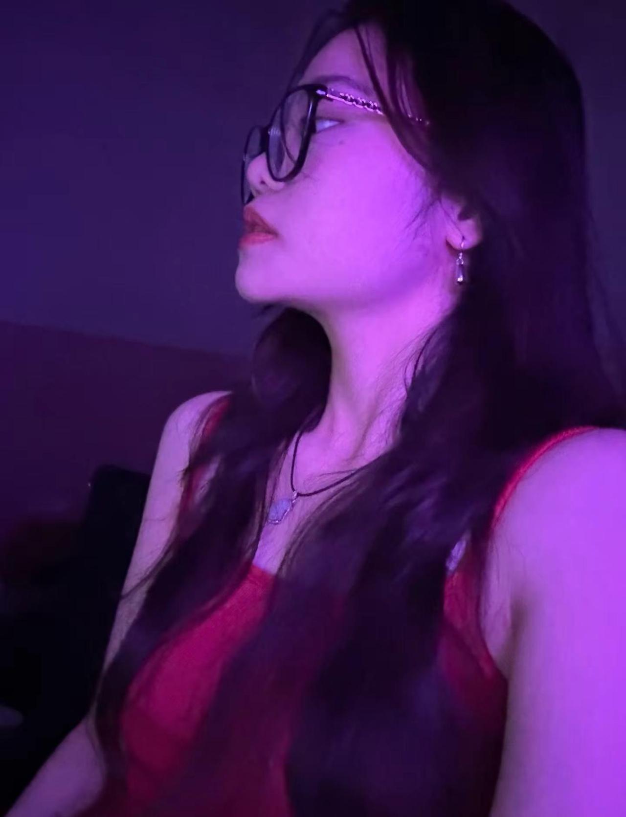 淡淡胭脂遮住了思绪 小酌几杯却有醉意.有点上头 淡淡胭脂遮住了思绪