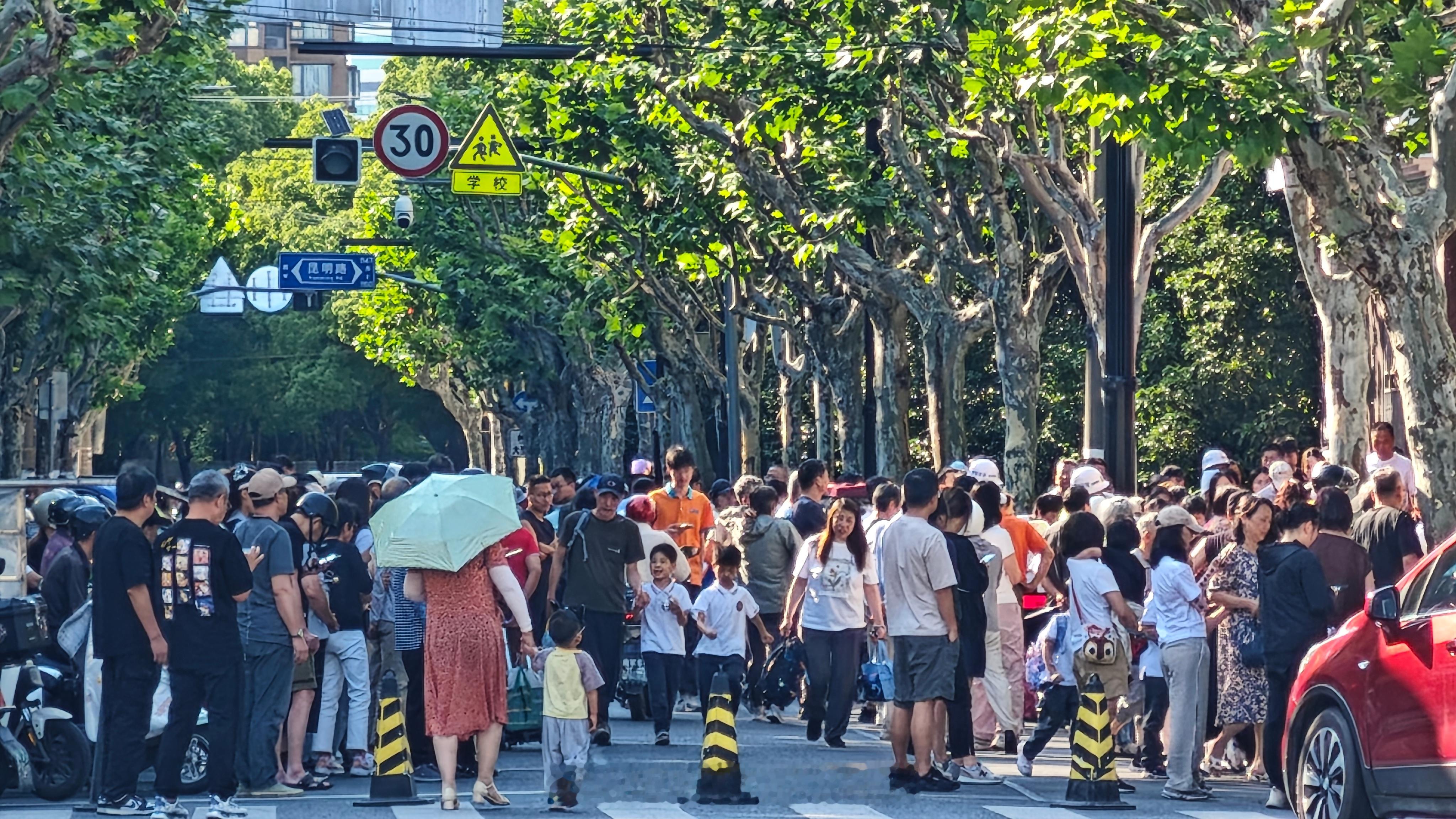 路过看见一学校门口都是人难道是初中结业考