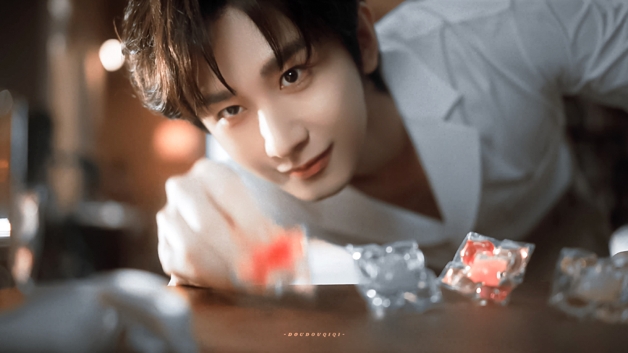 这张脸离我，一个呼吸的距离！我真的忍不住