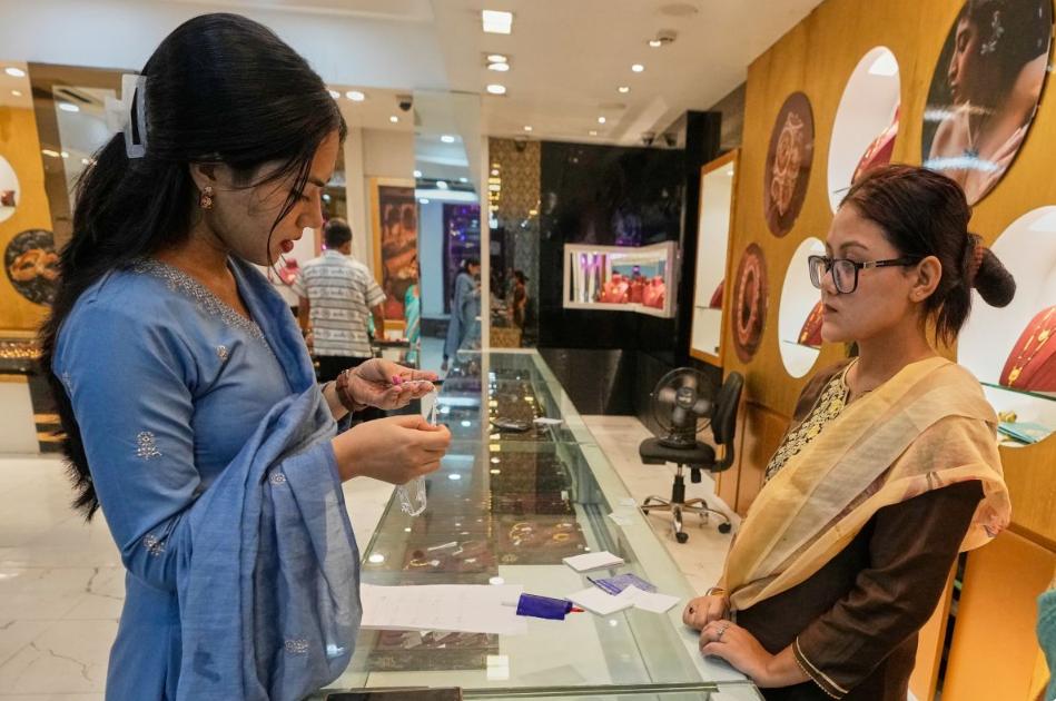 疯狂“魔鬼金属”！白银价格创历史新高，多因素助推还能涨
 
2025年白银价格迎