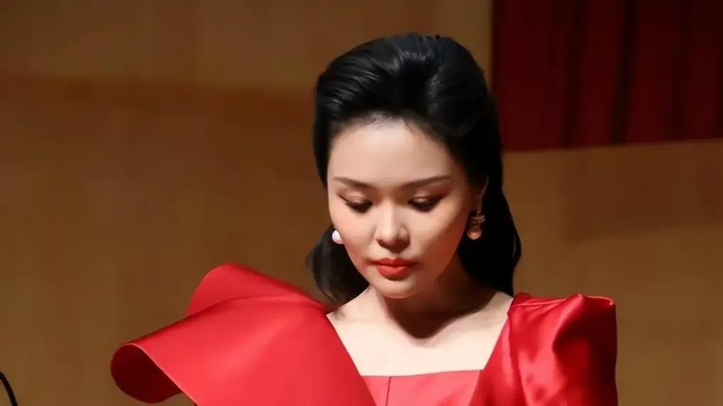 龚爽去世后，她的4个身份渐渐被人熟知！

第一个身份是，女高音歌唱演员。

第二