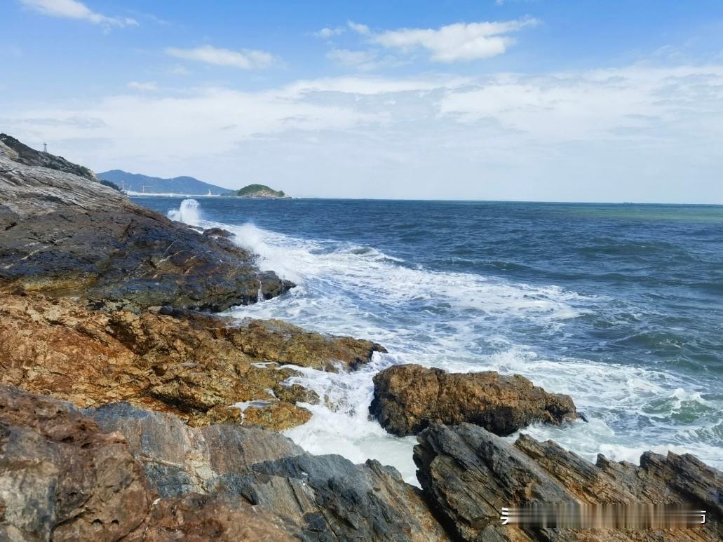 人生看似漫长，兜兜转转，其实只在做两件事：寻找温暖，追逐自由。温暖是有人懂、有人