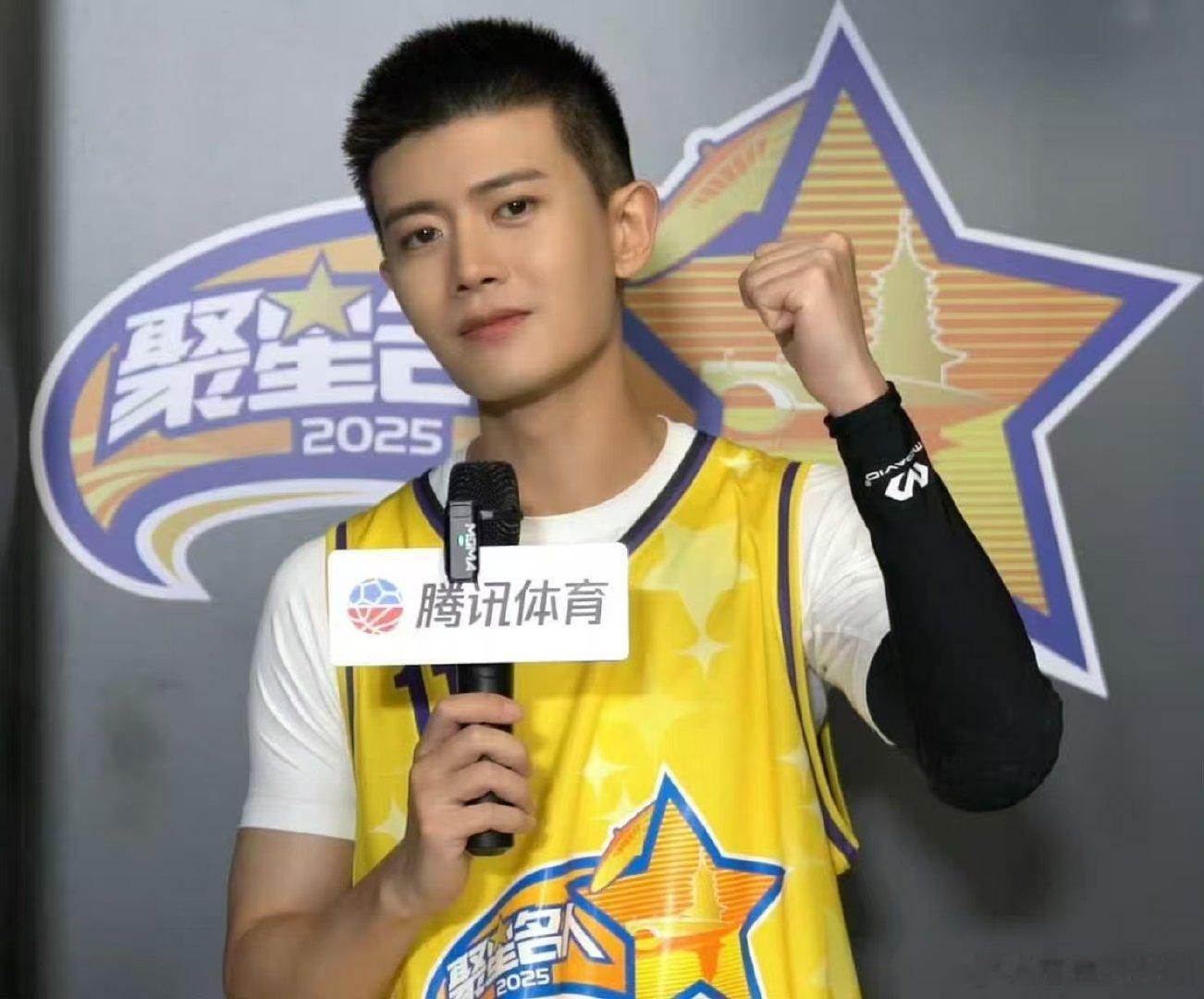 任嘉伦首位NBA全明星解说男演员任嘉伦成为首位NBA全明星整场解说的中国男演员，