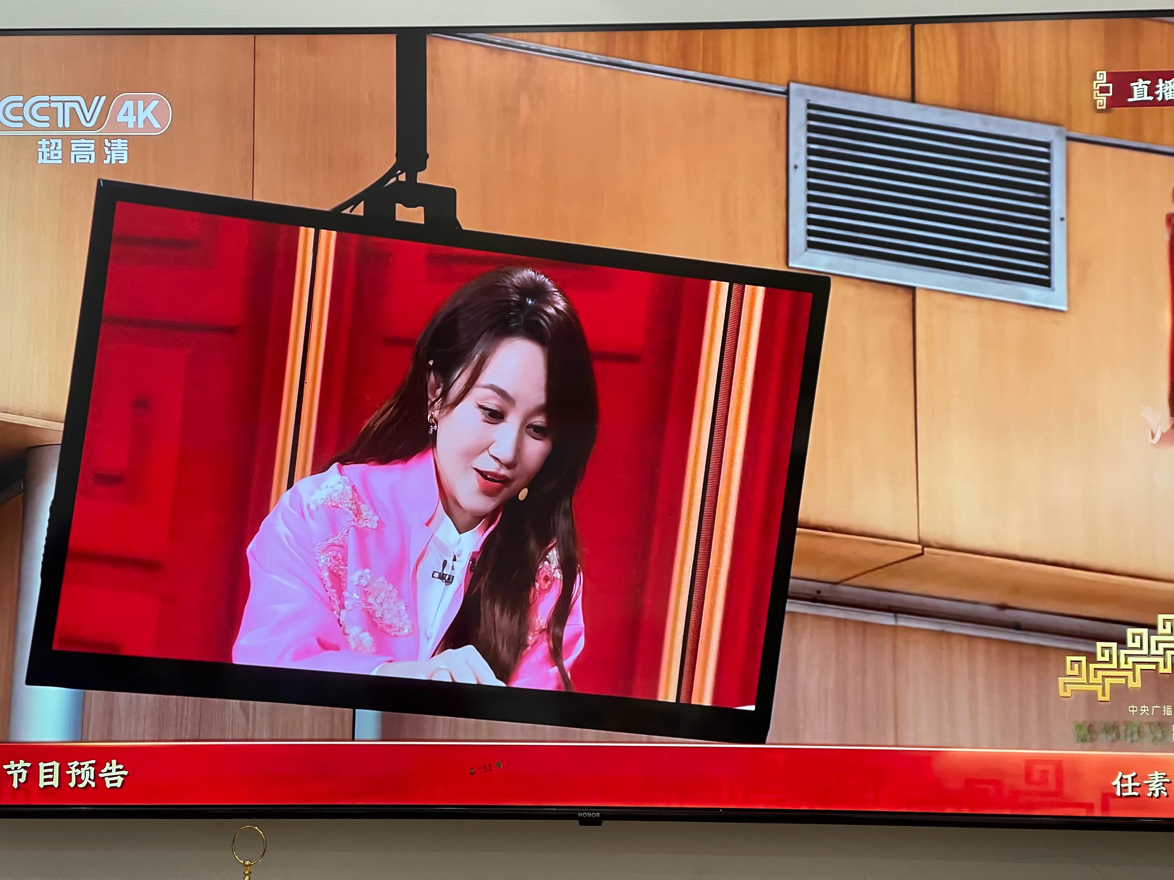 春晚沈腾、马丽演的《我最难忘的今宵》，挺有创意，看着不像一个节目，贺岁微电影，这