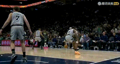 麦克丹这进攻技巧甩小贾几条街？
图1：突破后虚晃转身；图2：突破后撤步接上下步。